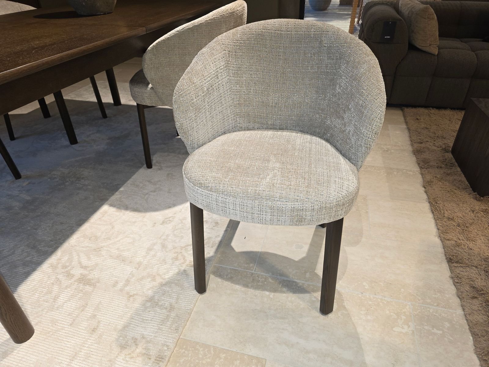 Sedia da pranzo con bracciolo Darlene gambe in legno-1