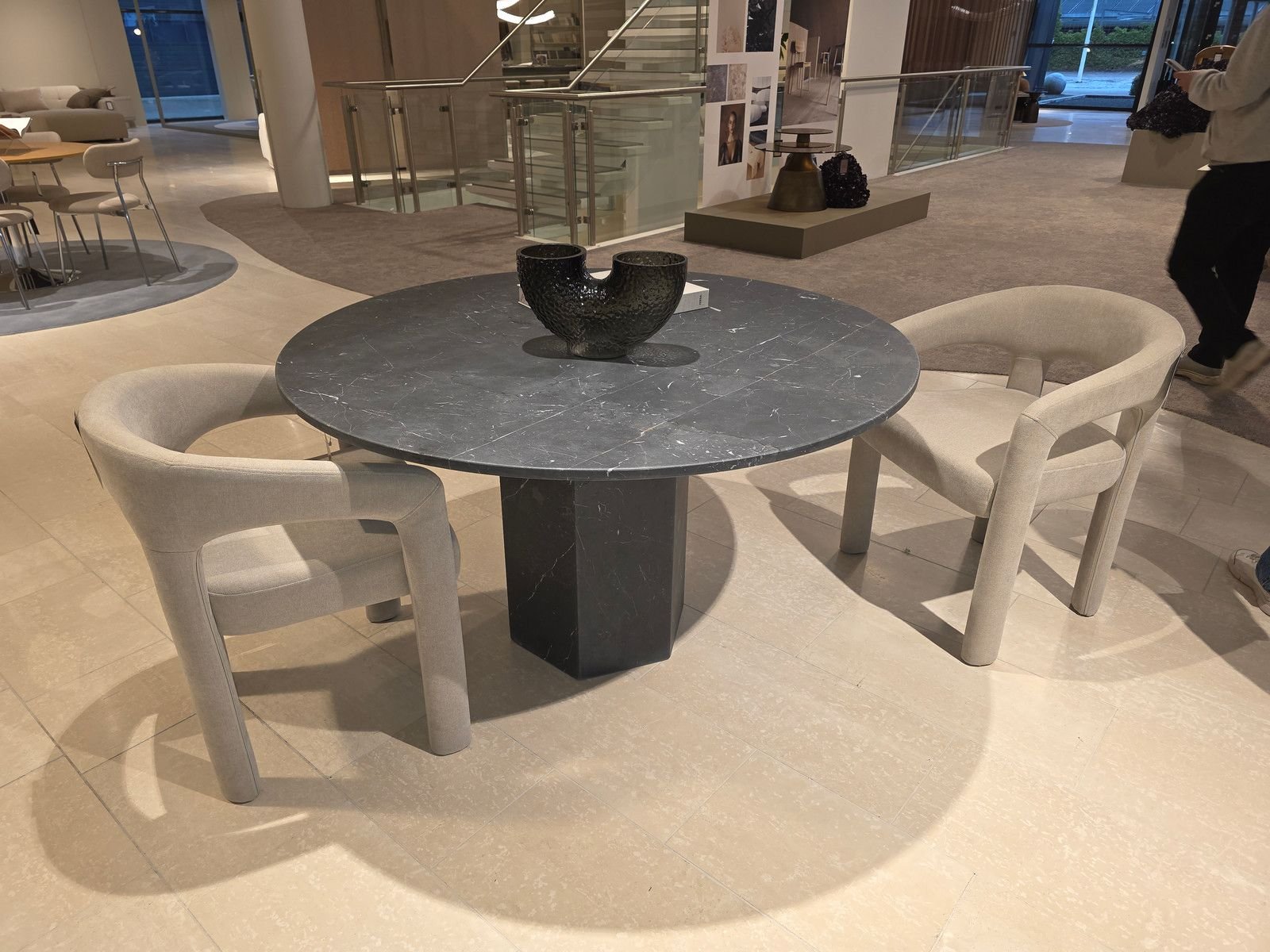 Sedia da pranzo con braccioli Cole-3