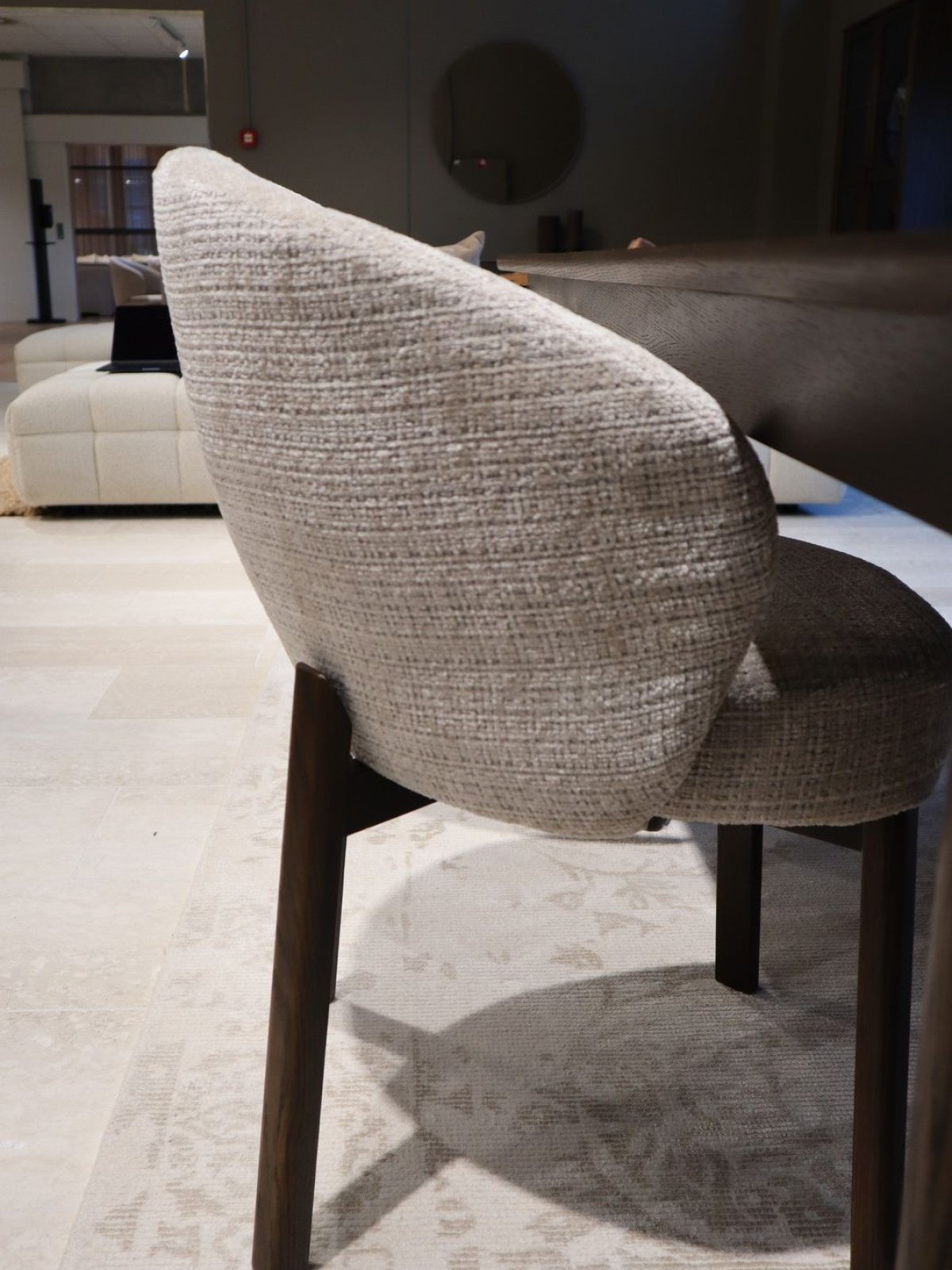 Sedia da pranzo con bracciolo Darlene gambe in legno-5